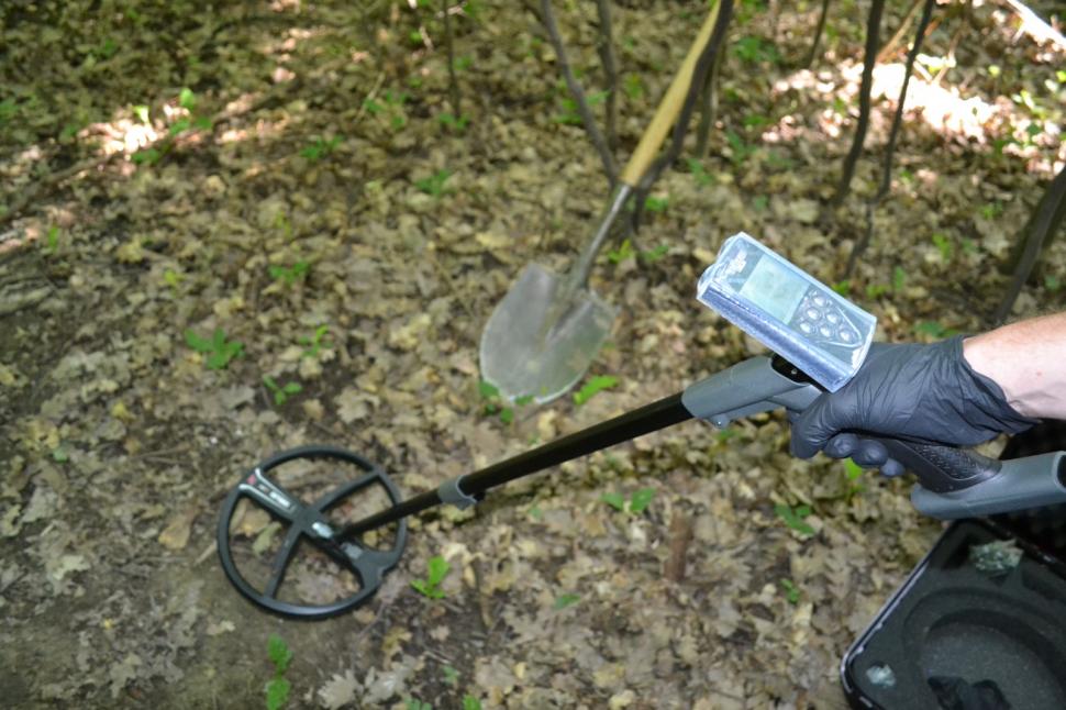 Un bărbat din Suceava căuta ciuperci, dar a găsit un adevărat arsenal  713659