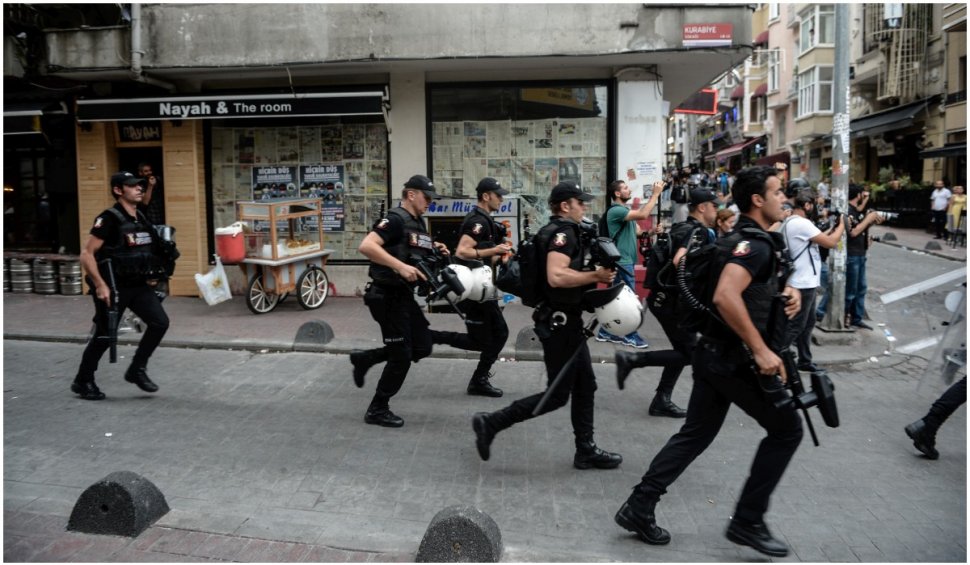 Gloanțe de cauciuc și gaze lacrimogene la marșul diversității de la Istanbul. Foto reporter AFP a fost arestat de polițiști