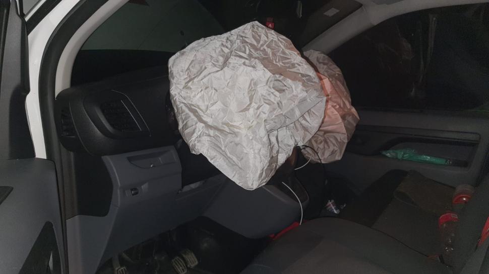 Mașină făcută praf, după ce șoferul a lovit un urs care i-a ieșit în cale, în Băile Țușnad 713690