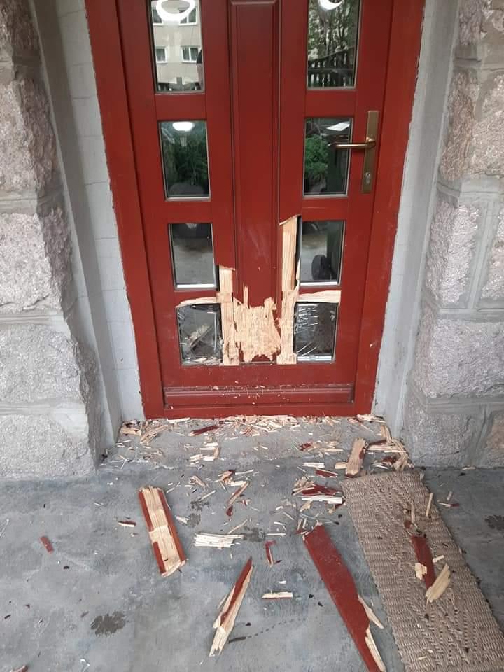 Un urs a distrus casa unui politician din Tușnad Sat. Animalul a golit lada frigorifică 713639
