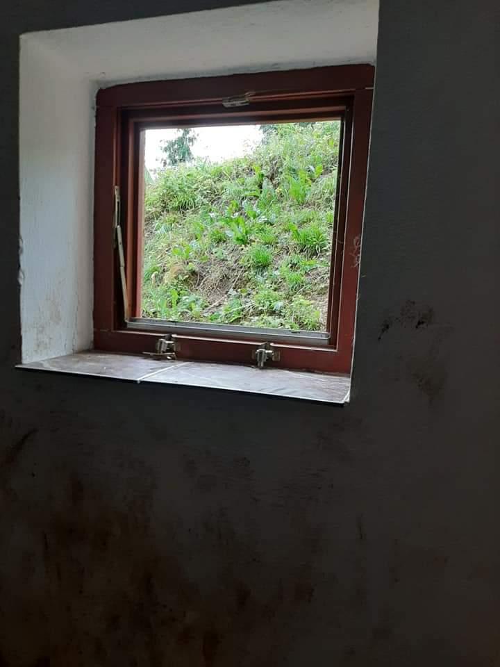 Un urs a distrus casa unui politician din Tușnad Sat. Animalul a golit lada frigorifică 713640