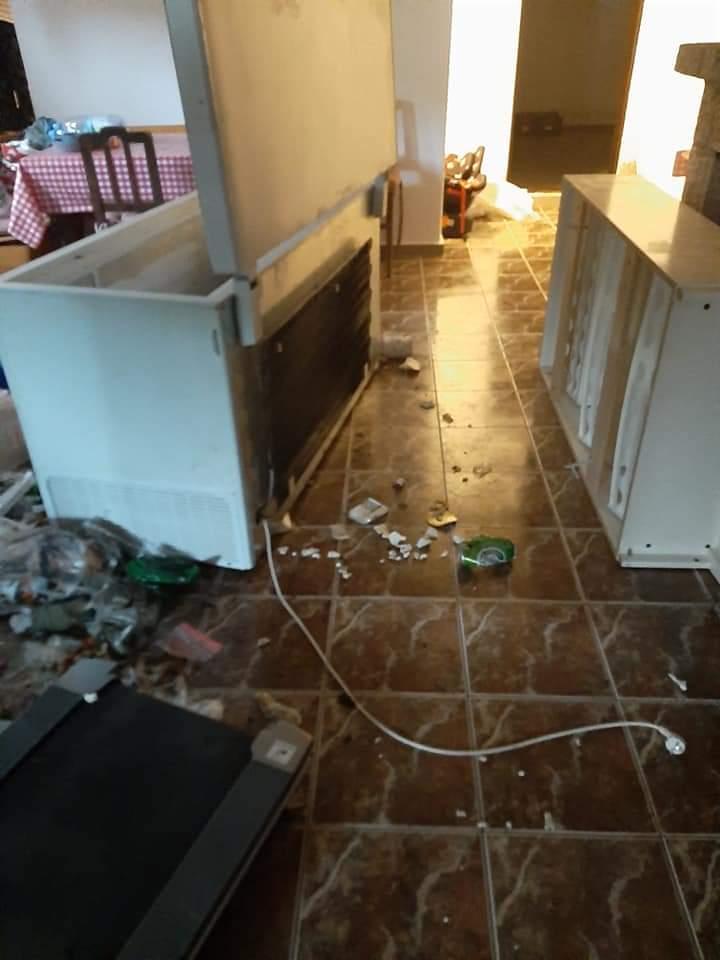 Un urs a distrus casa unui politician din Tușnad Sat. Animalul a golit lada frigorifică 713646