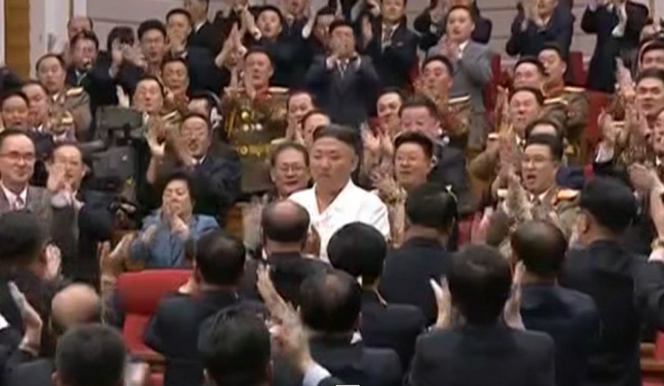 Kim Jong Un, în cămașă și pantaloni largi, la concert. Ce ascunde scăderea în greutate a liderului nord-coreean