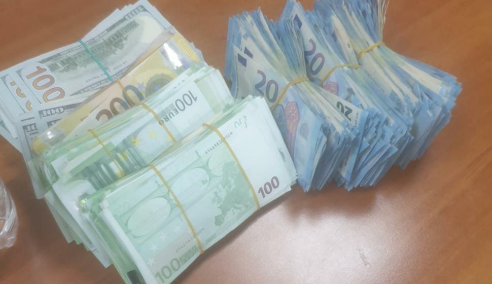 Tânăr de 32 de ani, găsit cu 320.000 de euro într-o sacoșă de rafie la Piața Romană din București  713910