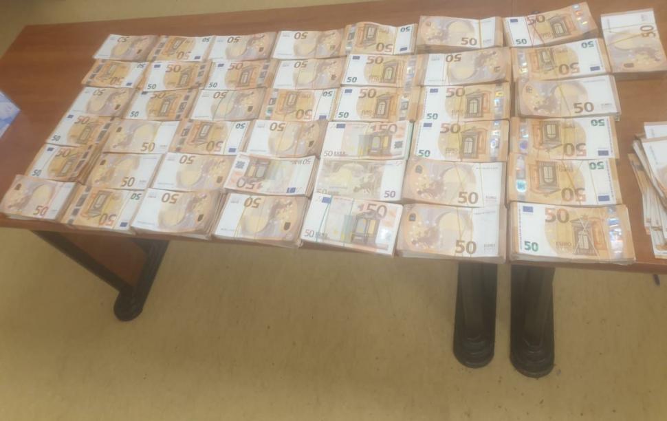 Tânăr de 32 de ani, găsit cu 320.000 de euro într-o sacoșă de rafie la Piața Romană din București  713911