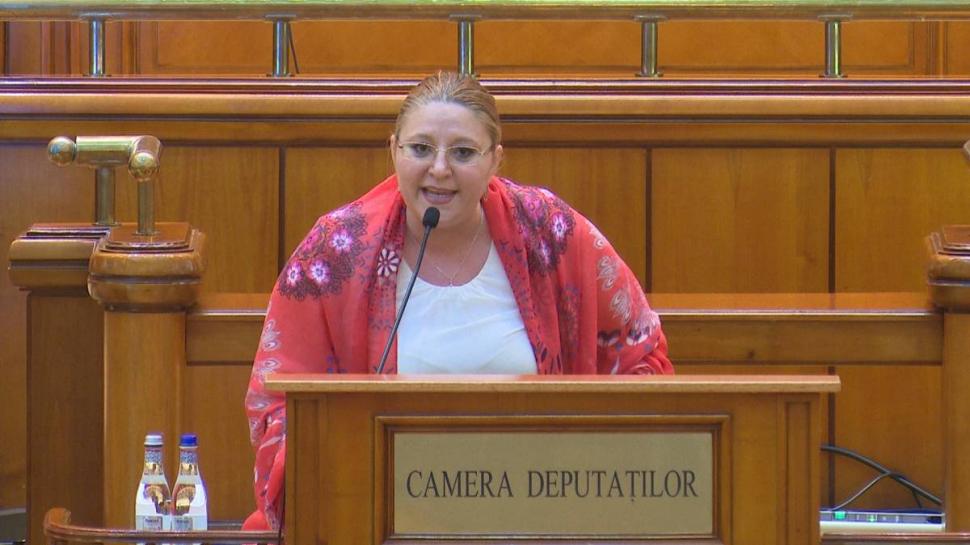 Diana Șoșoacă a adus un sac negru în Parlament, la dezbaterea moțiunii de cenzură: "Sunteți niște criminali!" 714005