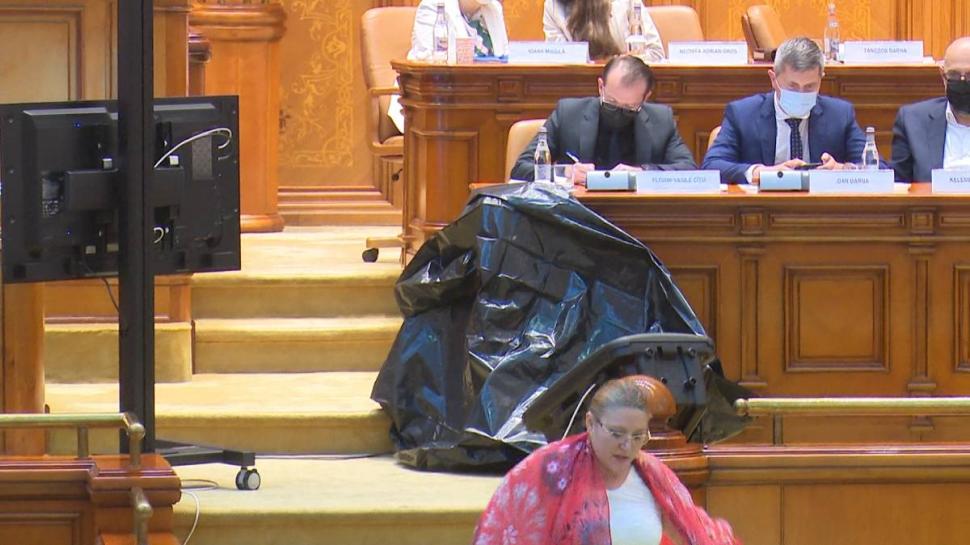 Diana Șoșoacă a adus un sac negru în Parlament, la dezbaterea moțiunii de cenzură: "Sunteți niște criminali!" 714006