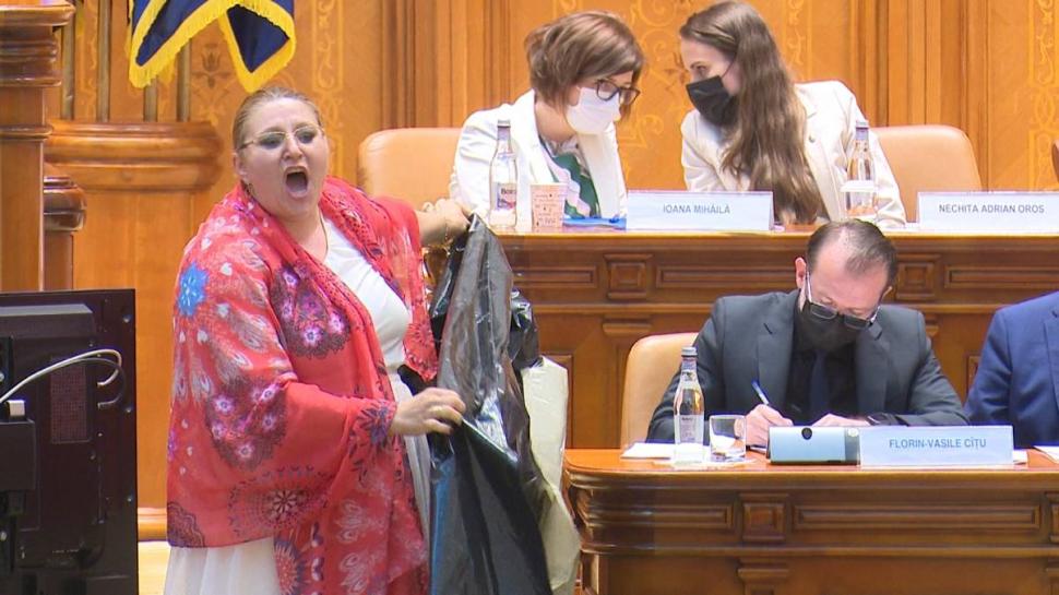 Diana Șoșoacă a adus un sac negru în Parlament, la dezbaterea moțiunii de cenzură: "Sunteți niște criminali!" 714007
