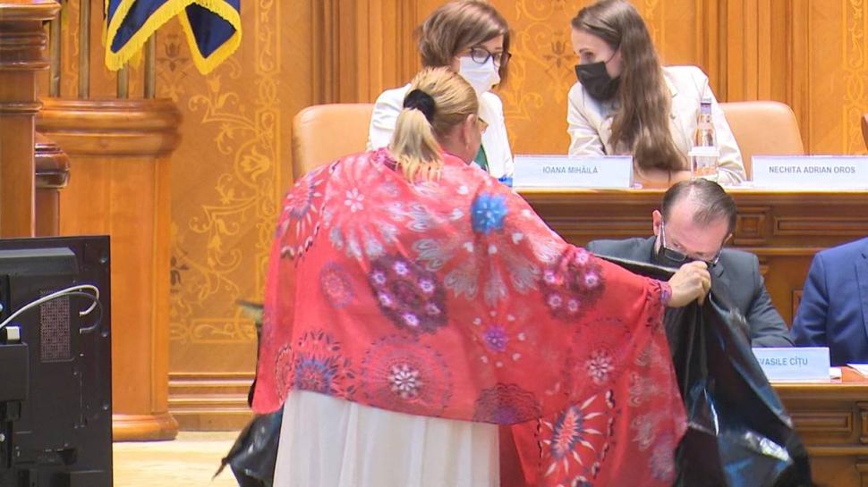 Diana Șoșoacă a adus un sac negru în Parlament, la dezbaterea moțiunii de cenzură: "Sunteți niște criminali!" 714008