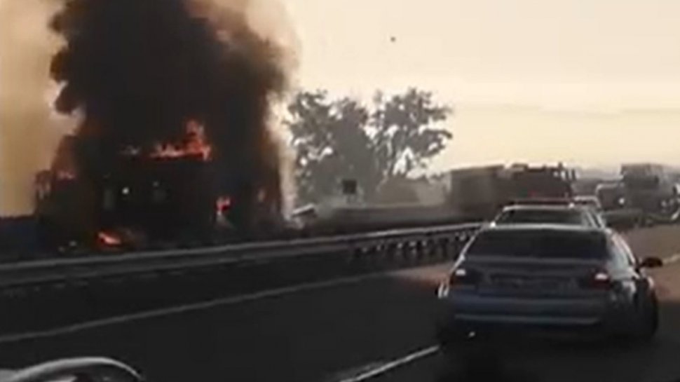 Incendiu uriaș pe Autostrada A1! Un camion arde ca o torță iar intervenția pompierilor este extrem de dificilă