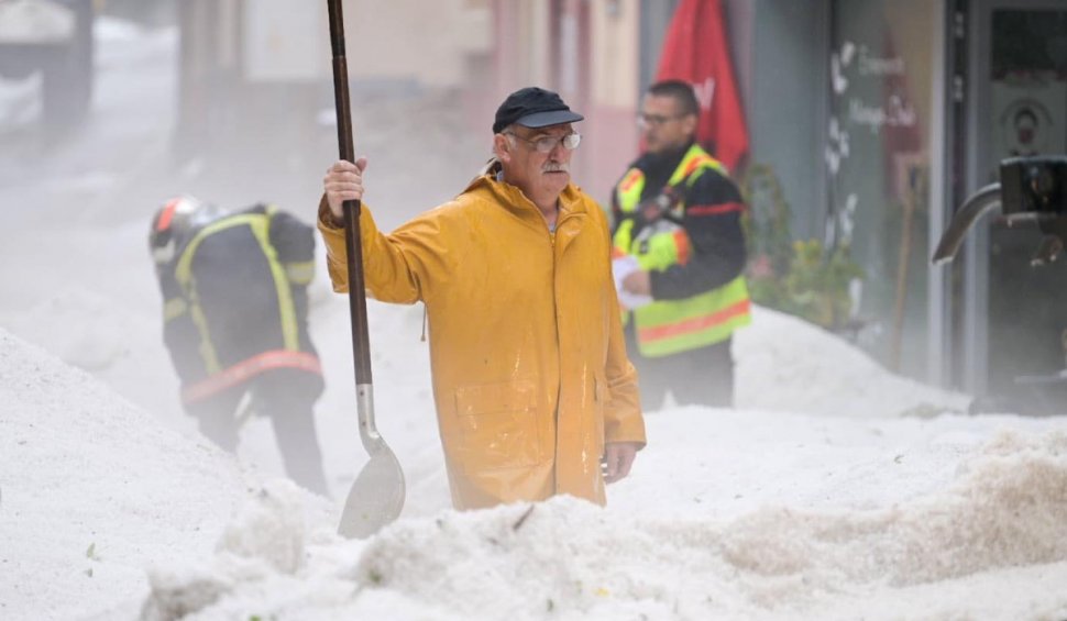 Strat de grindină de peste jumatate de metru într-un oraș din Franța: Localnicii sunt în stare de șoc după furtună