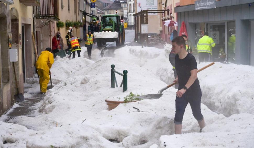 Strat de grindină de peste jumatate de metru într-un oraș din Franța: Localnicii sunt în stare de șoc după furtună 713979