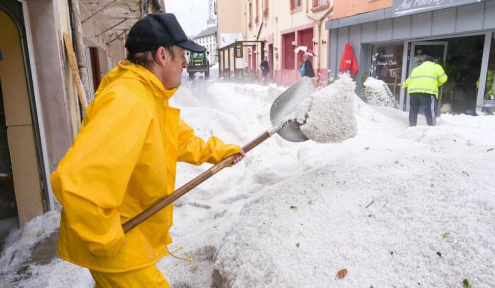 Strat de grindină de peste jumatate de metru într-un oraș din Franța: Localnicii sunt în stare de șoc după furtună 713980