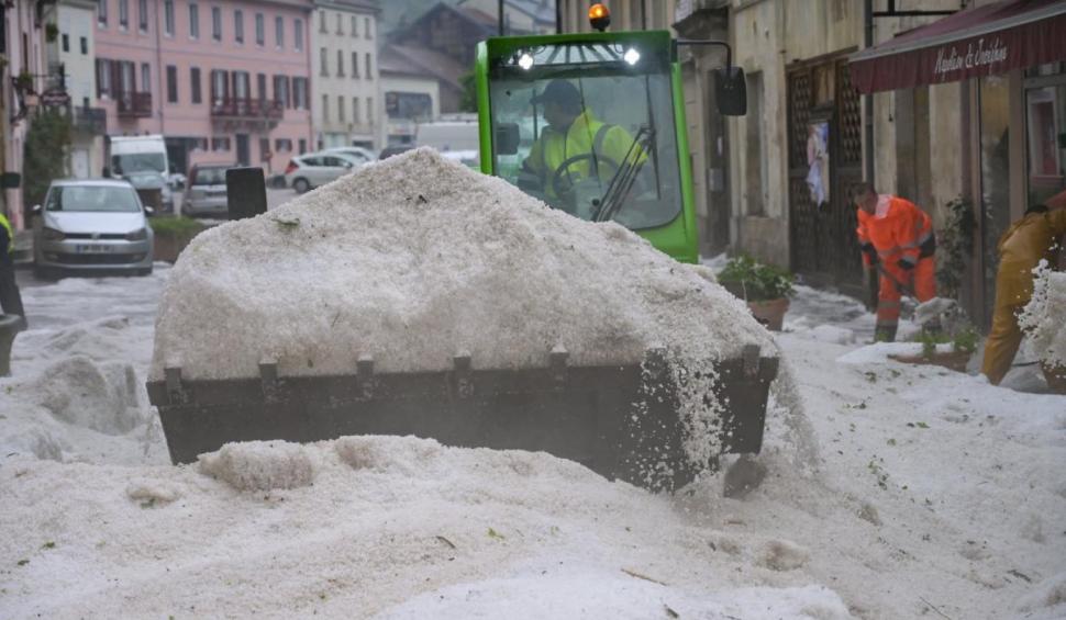 Strat de grindină de peste jumatate de metru într-un oraș din Franța: Localnicii sunt în stare de șoc după furtună 713981