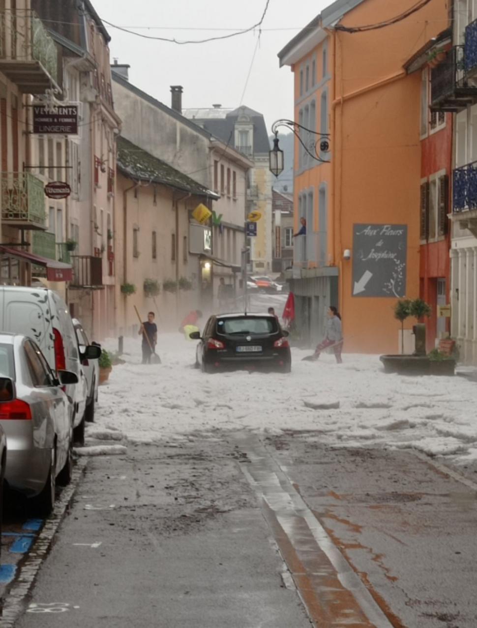 Strat de grindină de peste jumatate de metru într-un oraș din Franța: Localnicii sunt în stare de șoc după furtună 713984