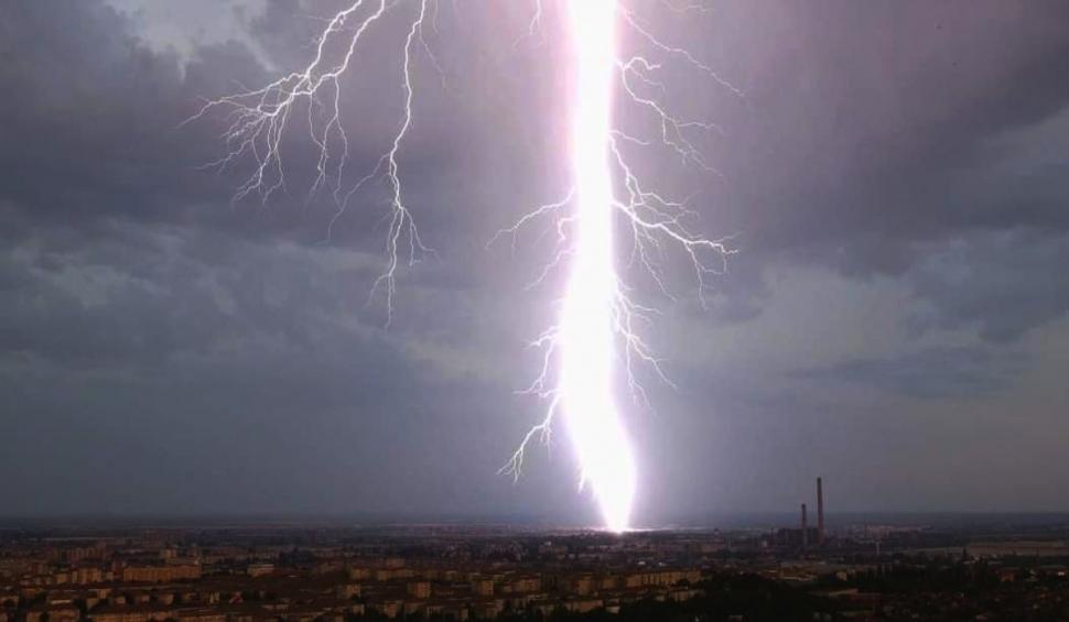 Imagini impresionante cu fulgere, surprinse la Oradea 714159