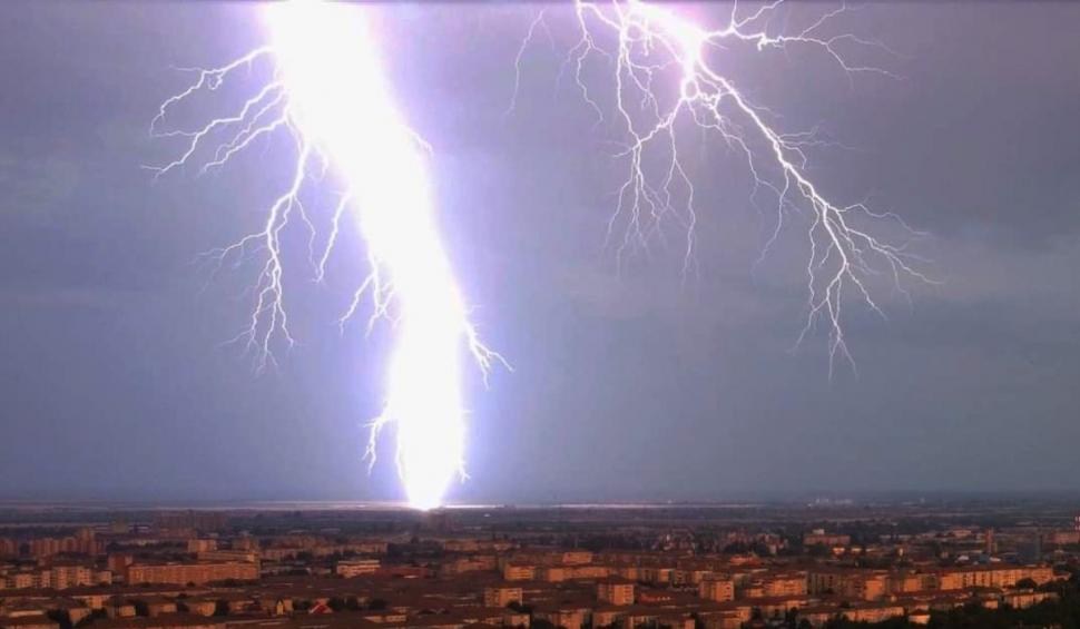 Imagini impresionante cu fulgere, surprinse la Oradea 714160