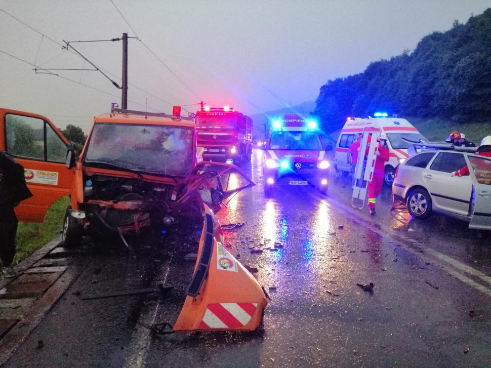 Accident cu cinci victime, din care două încarcerate, după ce mai multe maşini s-au ciocnit la Suceava 714297