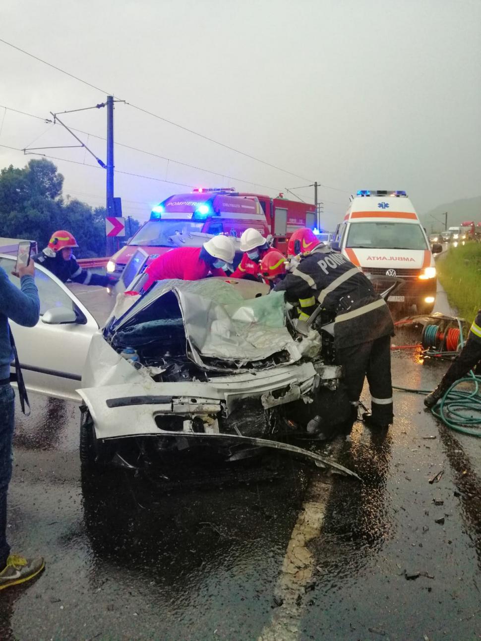 Accident cu cinci victime, din care două încarcerate, după ce mai multe maşini s-au ciocnit la Suceava 714299
