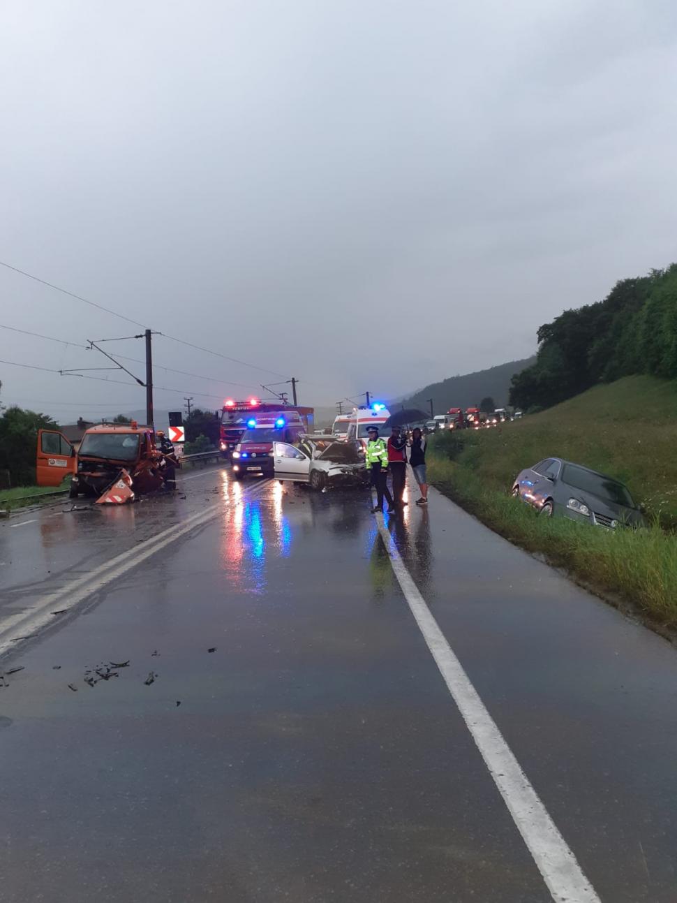 Accident cu cinci victime, din care două încarcerate, după ce mai multe maşini s-au ciocnit la Suceava 714302