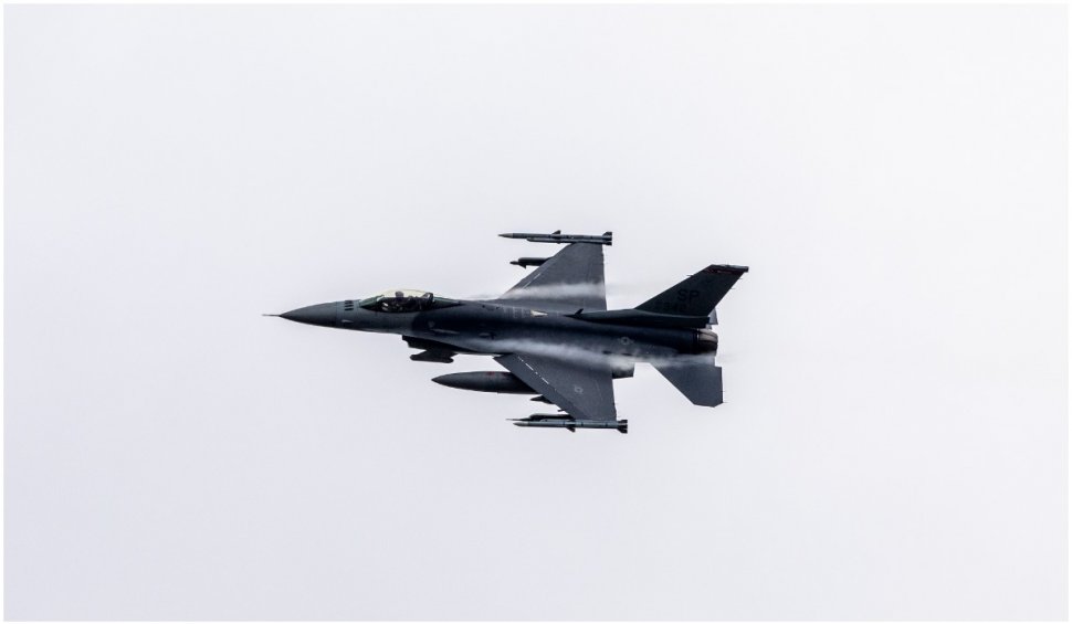  Un avion F-16 al forţelor aeriene belgiene s-a prăbuşit pe un aerodrom militar din Olanda