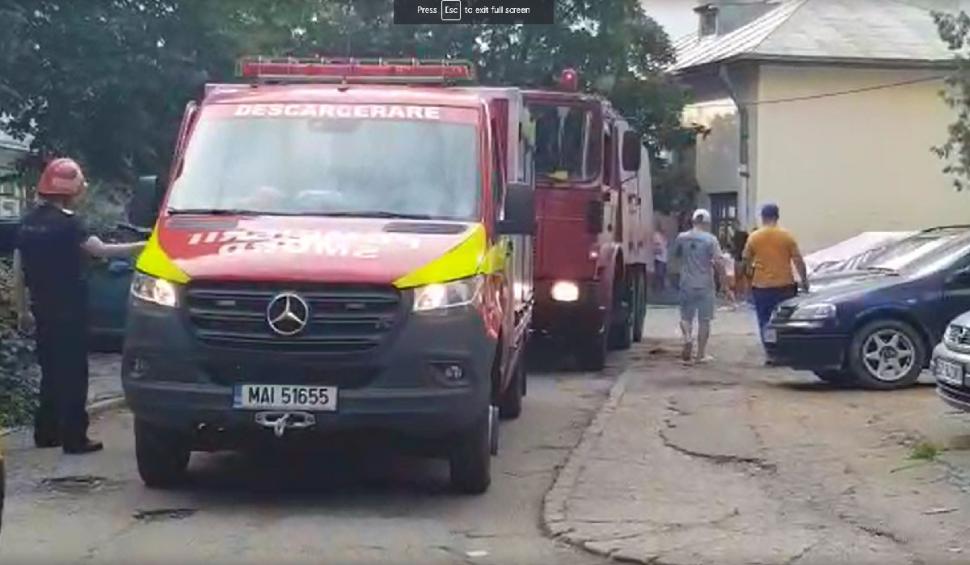 Bloc din Buzău evacuat după ce un apartament a luat foc. Două persoane au avut nevoie de îngrijiri medicale 714457