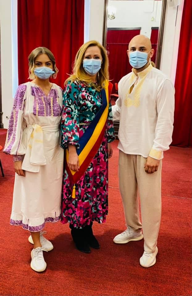 Primele imagini de la căsătoria civilă a Alexandrei Stan. Primăriţa Elena Lasconi a făcut public totul: "Mr. Saxobeat este din Câmpulung!" 714337