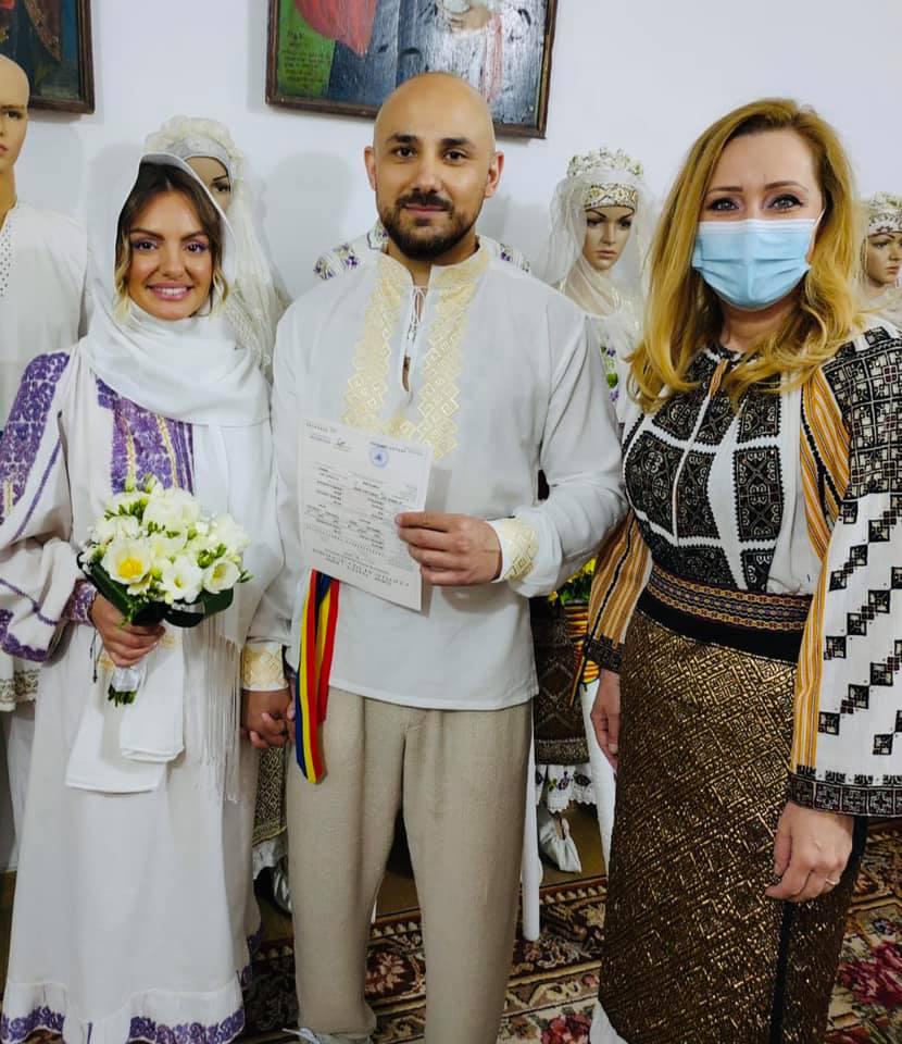 Primele imagini de la căsătoria civilă a Alexandrei Stan. Primăriţa Elena Lasconi a făcut public totul: "Mr. Saxobeat este din Câmpulung!" 714338