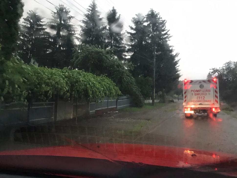 Furtunile au lovit puternic județul Neamț și în această noapte: Oameni evacuaţi, drumuri blocate, case fără curent electric 714308