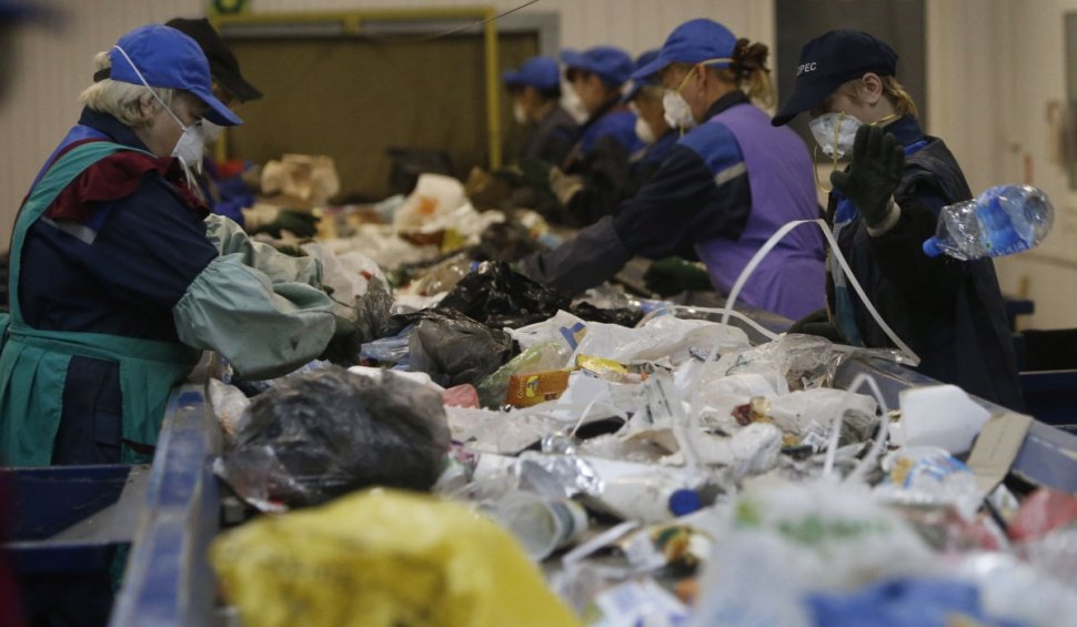 A început "Iulie fără plastic": Ce soluții găsesc românii pentru a scăpa de poluarea cu plastic
