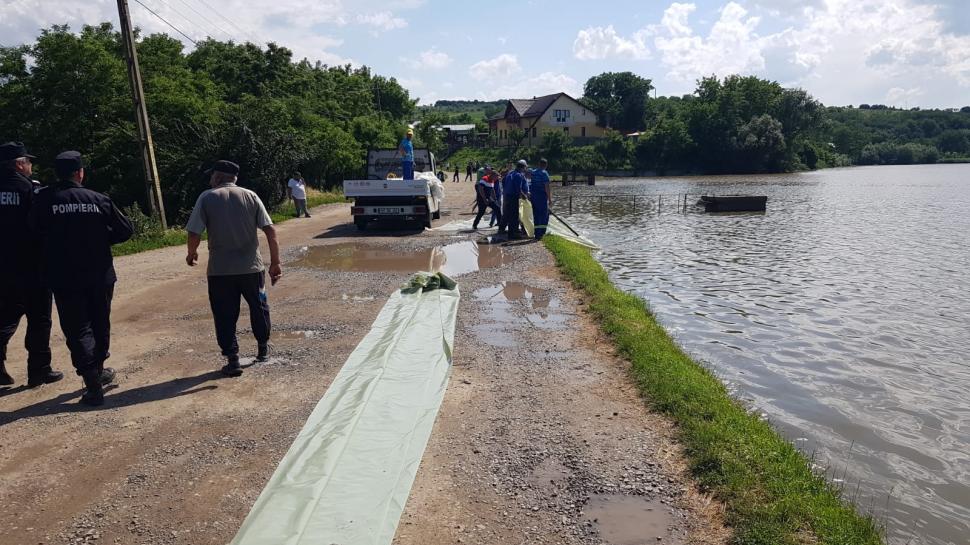 Un dig s-a rupt într-o localitate din Neamț. Autorităţile au emis mesaj Ro-Alert 714436