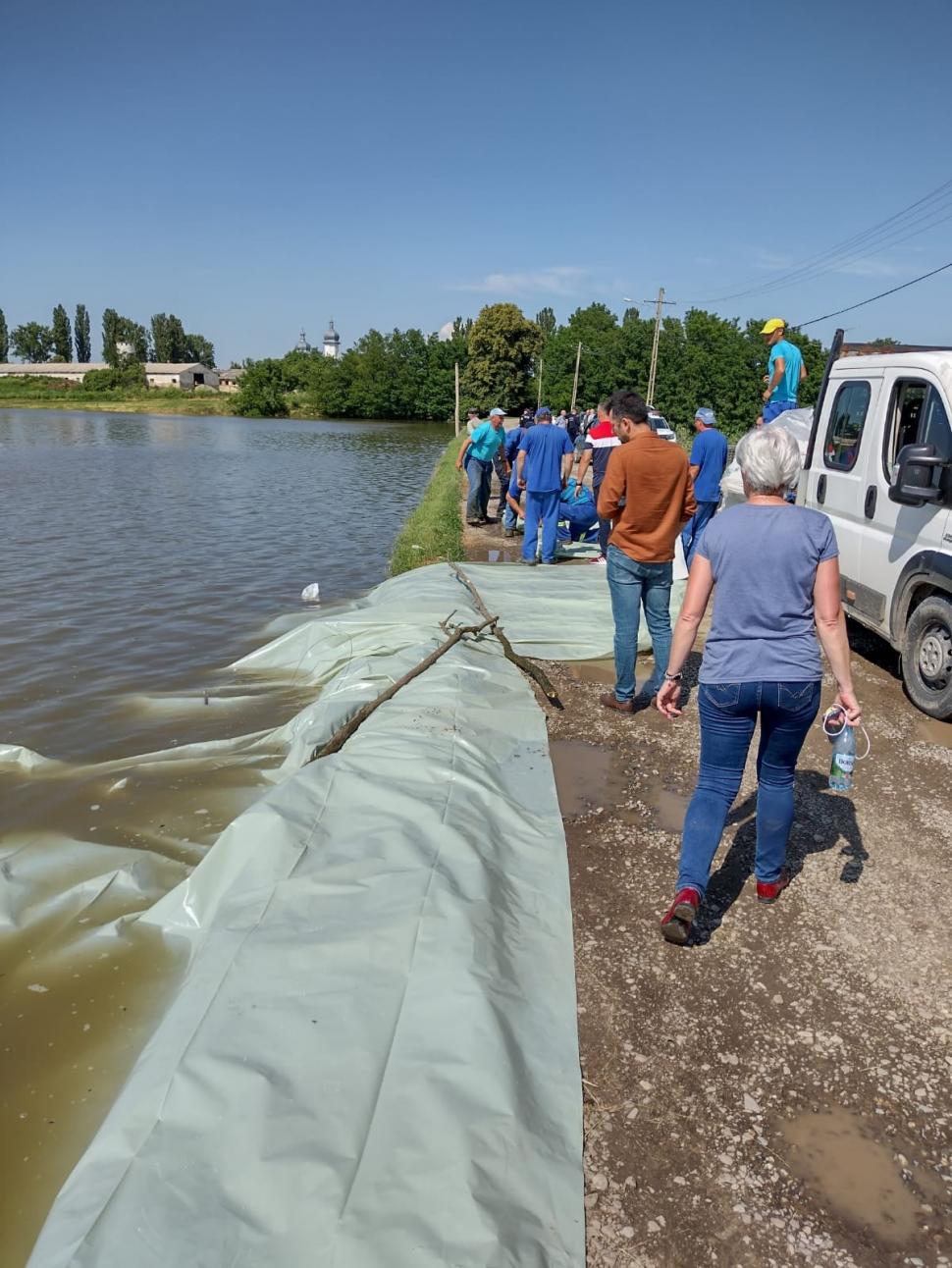 Un dig s-a rupt într-o localitate din Neamț. Autorităţile au emis mesaj Ro-Alert 714454
