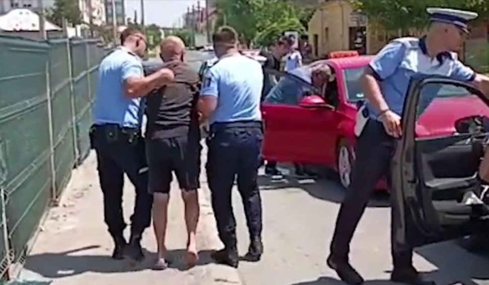Șofer beat, scos de patru polițiști din mașină pentru că nu se putea ține pe picioare