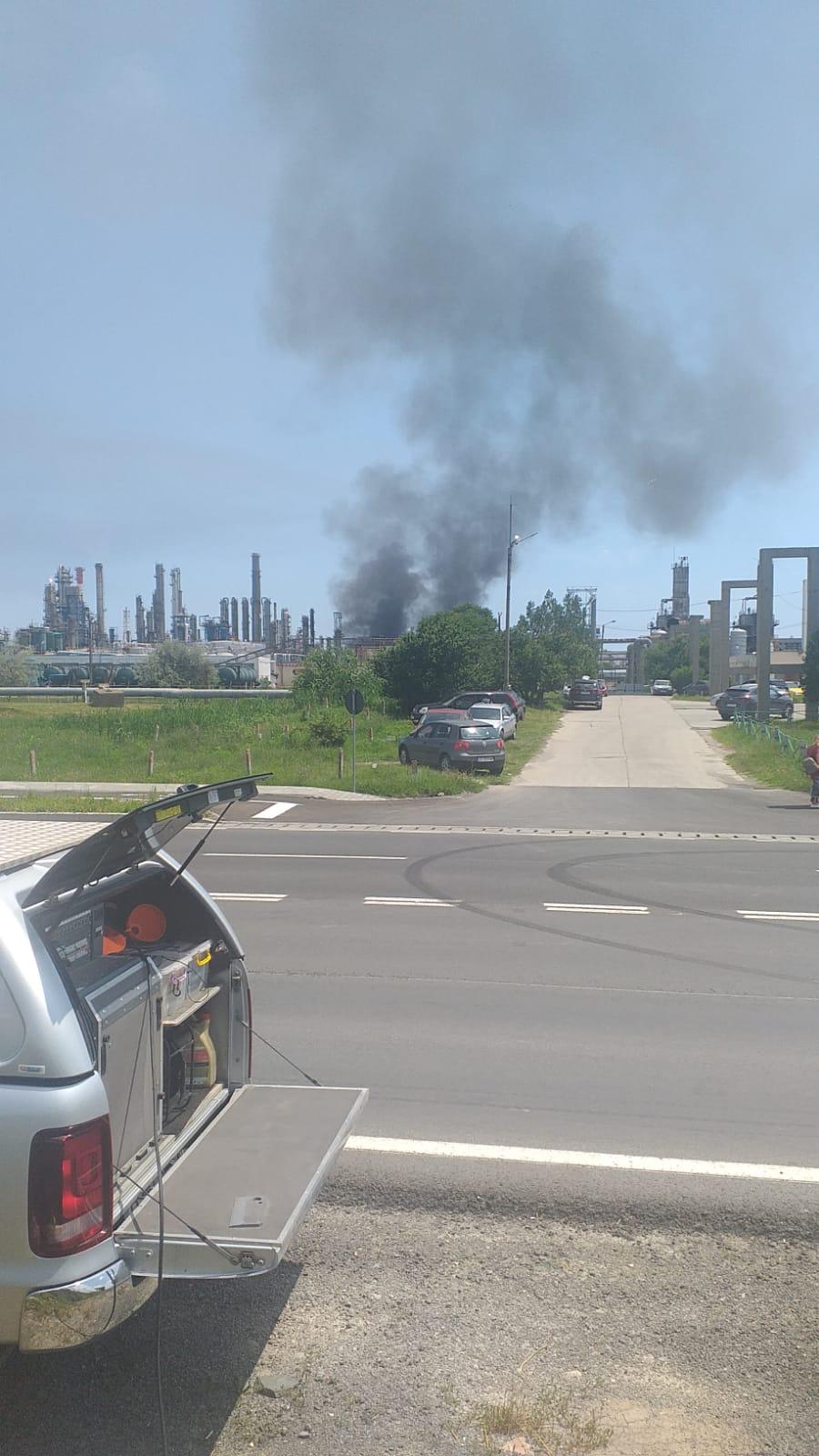 Explozie puternică, urmată de incendiu, la Rafinăria Petromidia Năvodari: Un mort și cinci răniți 714576