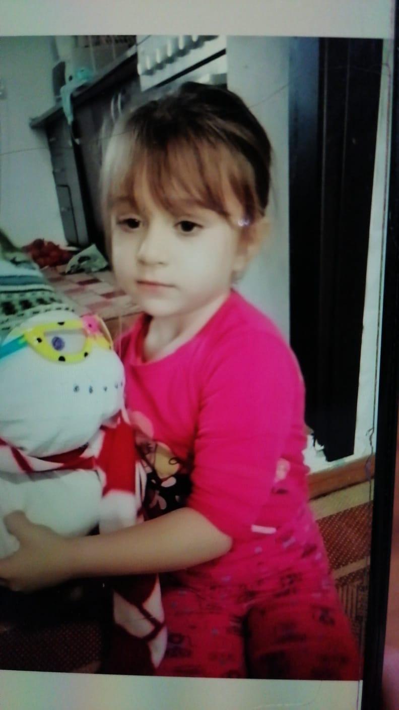 O fetiţă de 5 ani din Buzău a dispărut de joi. Raisa nu răspunde când e strigată pe nume. "Ați văzut-o?" 714542