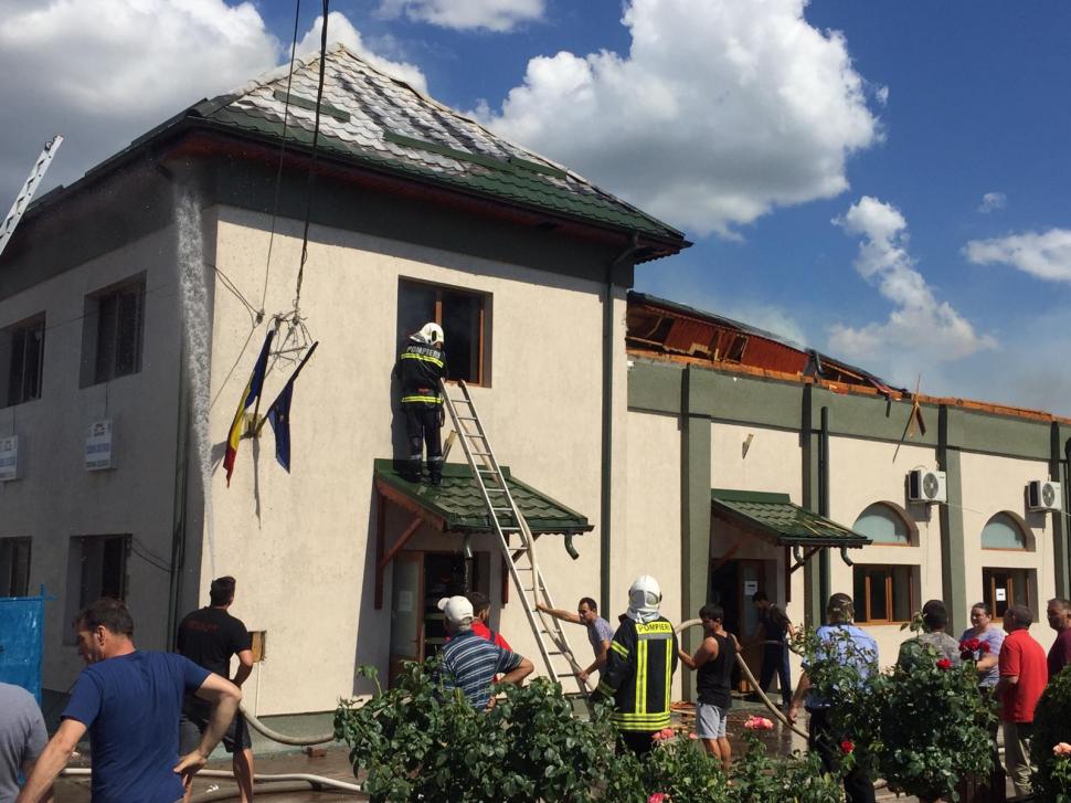 Incendiu puternic la un centru de vaccinare din Dolj. Dozele au fost evacuate la timp 714610