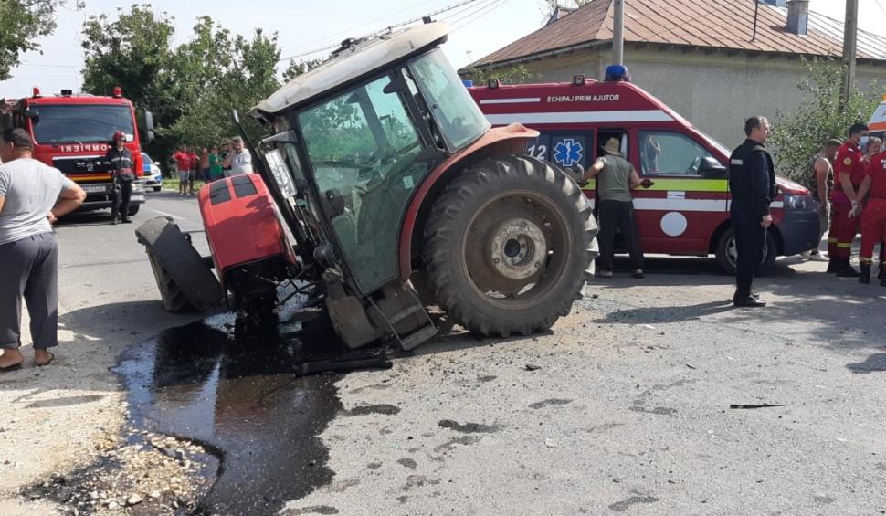 Tractor condus de o femeie, rupt în două de un BMW căruia trebuia să îi acorde prioritate 714556