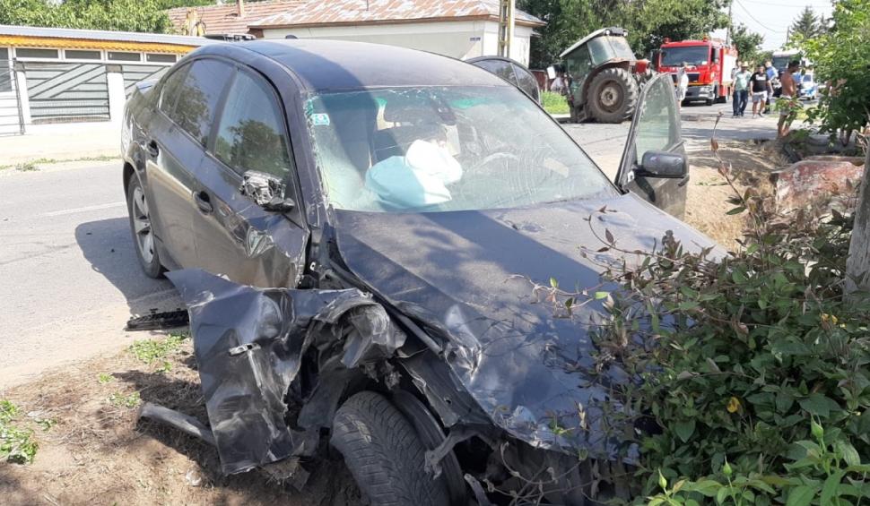 Tractor condus de o femeie, rupt în două de un BMW căruia trebuia să îi acorde prioritate 714557