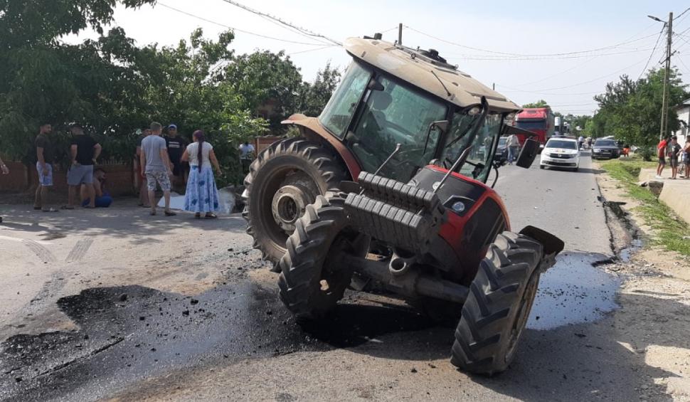 Tractor condus de o femeie, rupt în două de un BMW căruia trebuia să îi acorde prioritate 714558