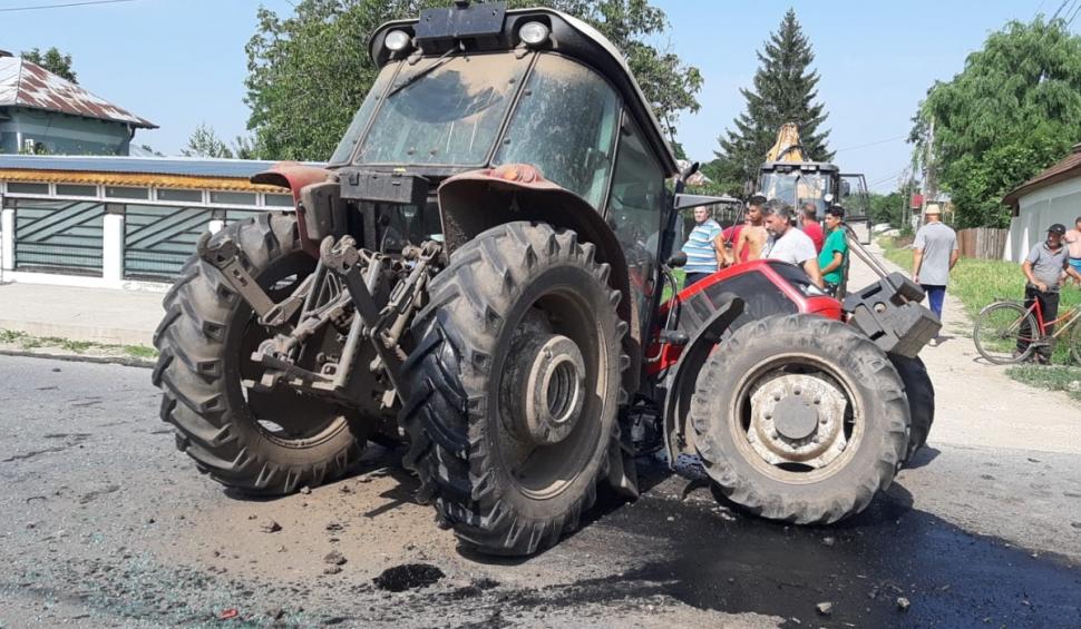 Tractor condus de o femeie, rupt în două de un BMW căruia trebuia să îi acorde prioritate 714559