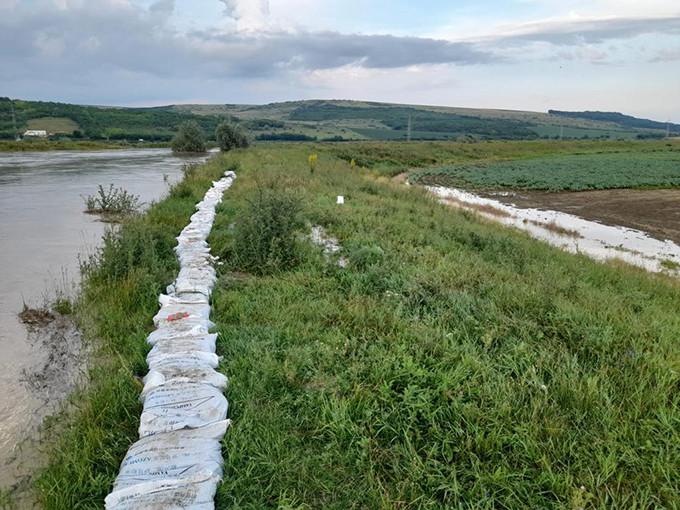 Trenul trece prin apă, într-o localitate din Vaslui: Pompierii au fost chemați să înalțe diguri pe râul Bârlad 714528