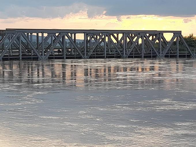 Trenul trece prin apă, într-o localitate din Vaslui: Pompierii au fost chemați să înalțe diguri pe râul Bârlad 714529