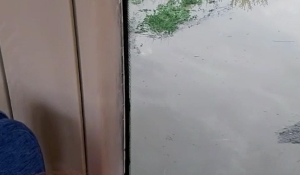 Trenul trece prin apă, într-o localitate din Vaslui: Pompierii au fost chemați să înalțe diguri pe râul Bârlad 714530