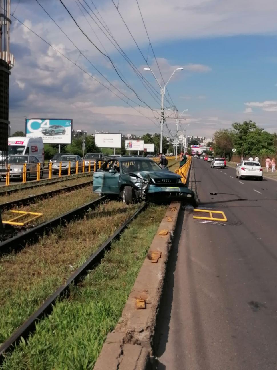 Accident la podul Ciurel din Capitală. Linia tramvaiului 41 este blocată 714755