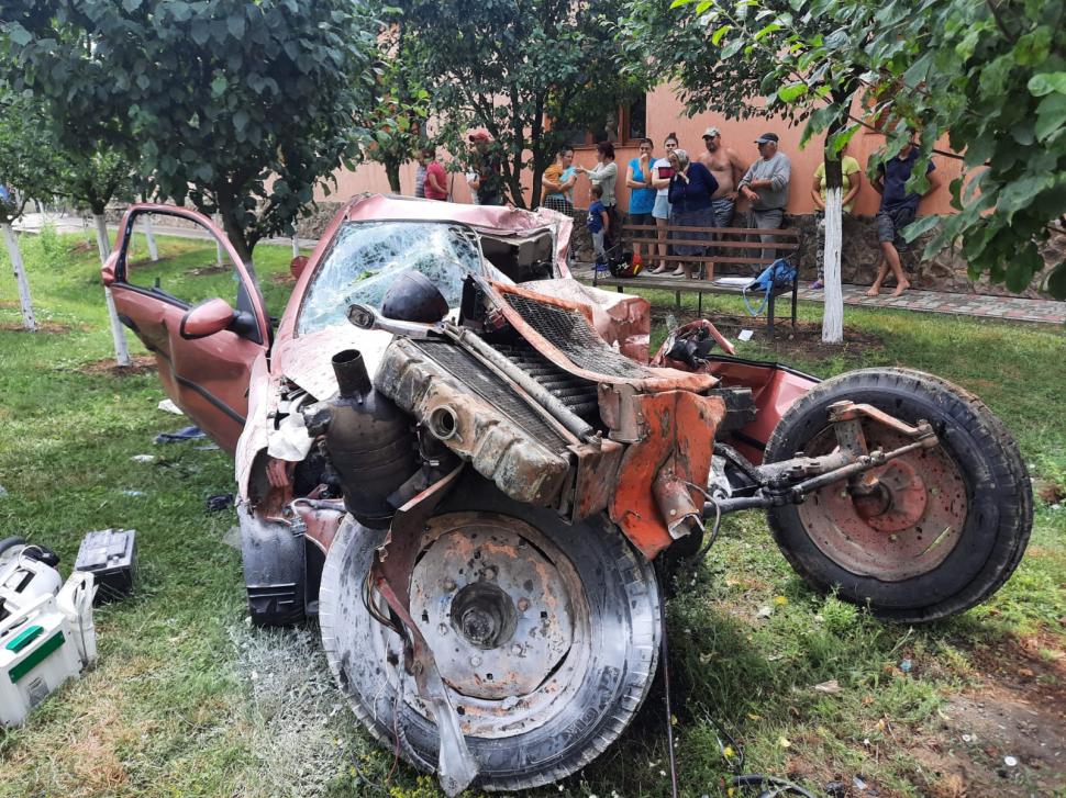 O femeie și un bărbat au murit pe un drum din Arad, după ce mașina le-a fost strivită de un tractor 714715