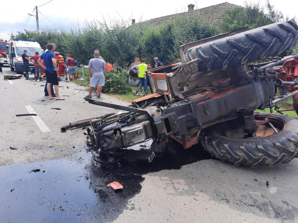 O femeie și un bărbat au murit pe un drum din Arad, după ce mașina le-a fost strivită de un tractor 714716