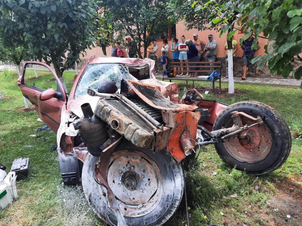 O femeie și un bărbat au murit pe un drum din Arad, după ce mașina le-a fost strivită de un tractor 714717