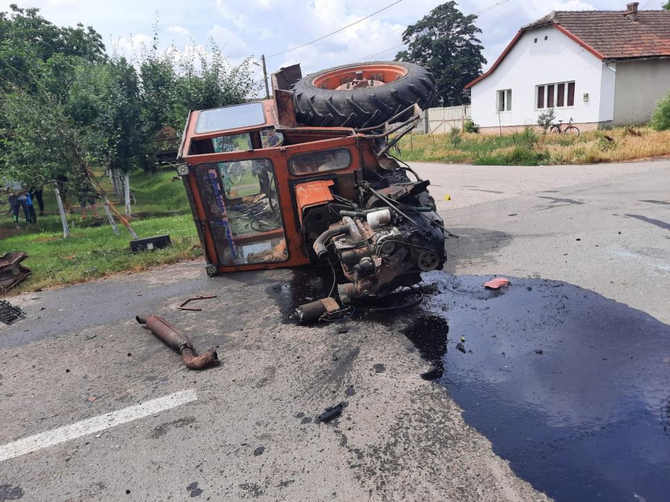 O femeie și un bărbat au murit pe un drum din Arad, după ce mașina le-a fost strivită de un tractor 714718