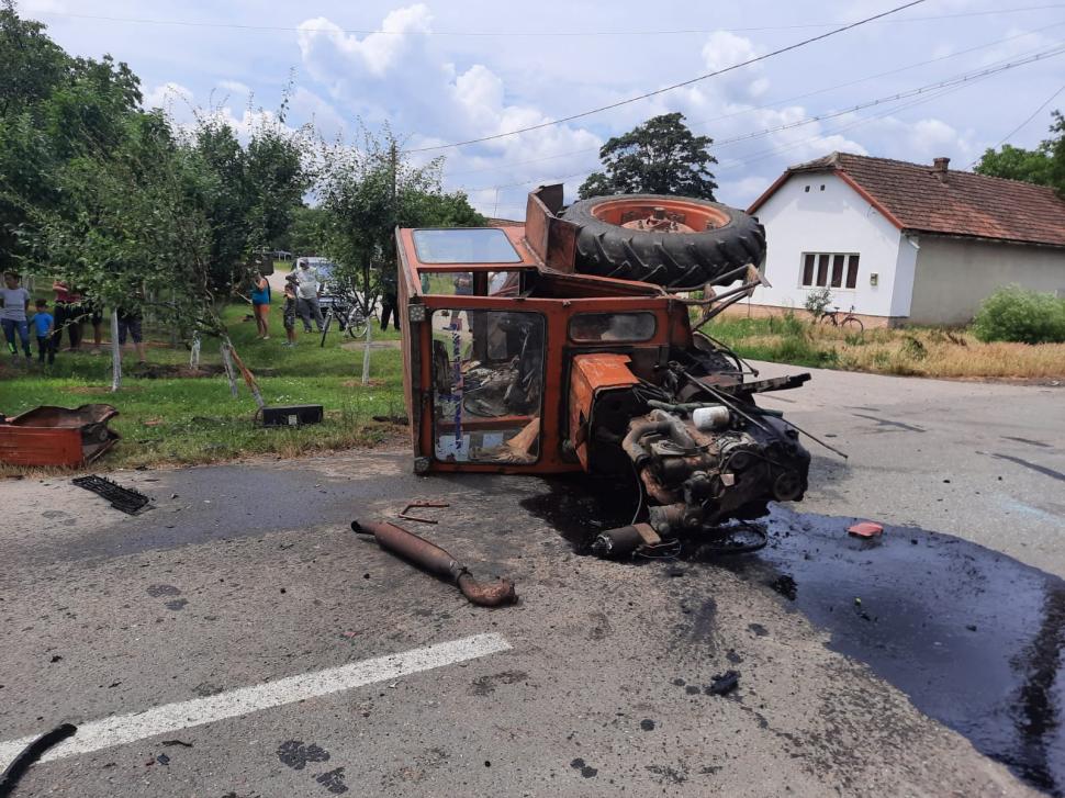 O femeie și un bărbat au murit pe un drum din Arad, după ce mașina le-a fost strivită de un tractor 714719