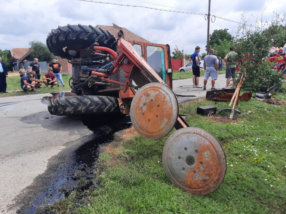 O femeie și un bărbat au murit pe un drum din Arad, după ce mașina le-a fost strivită de un tractor 714720